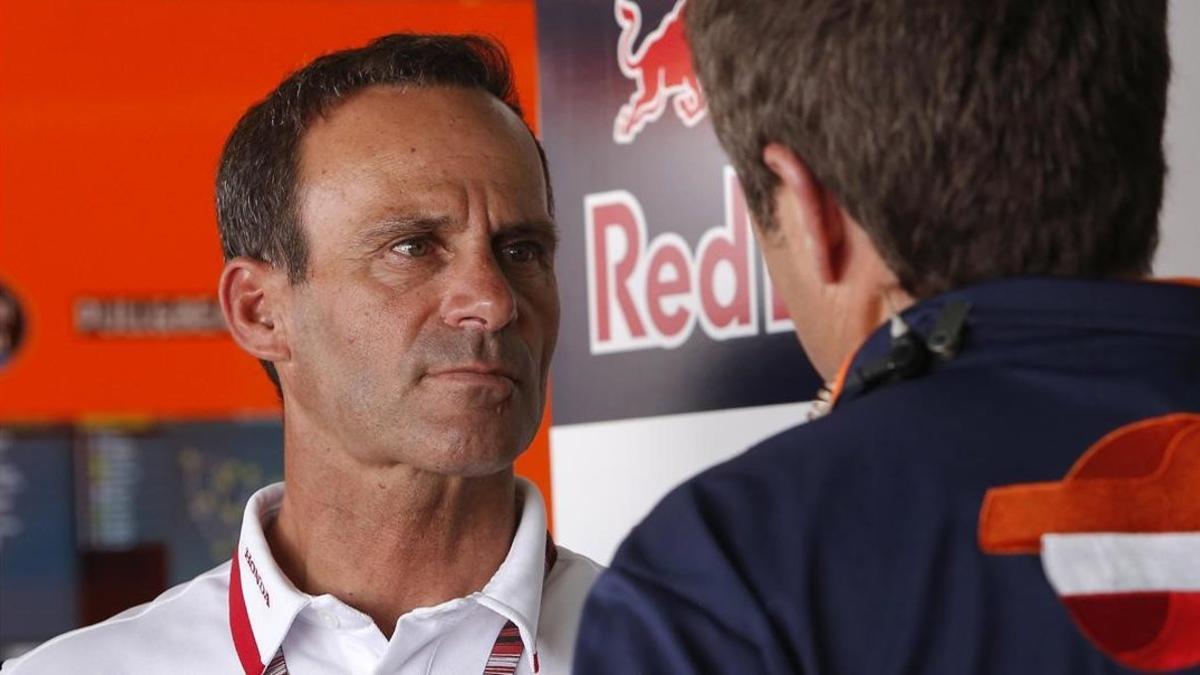 Alberto Puig, 'team manager' del equipo Repsol Honda, dialoga con uno de sus colaboradores.