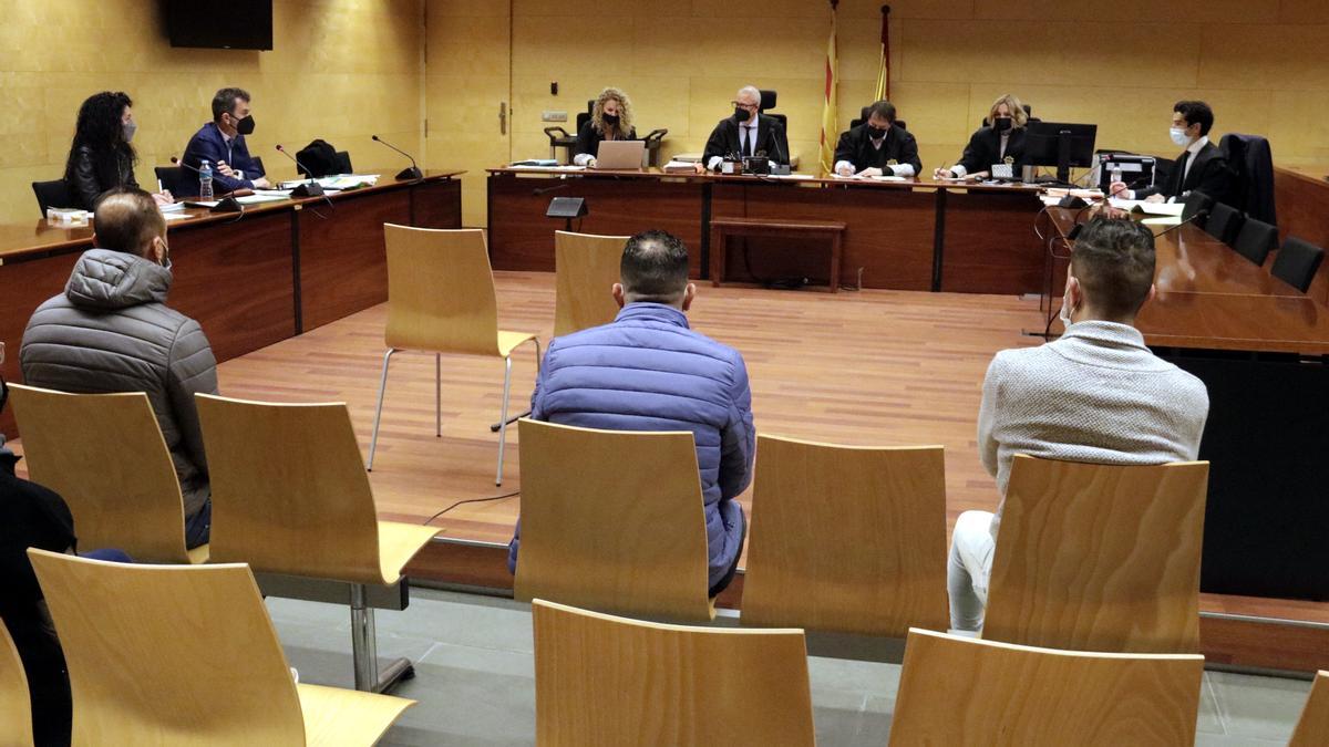 D&#039;esquenes, els dos acusats d&#039;intentar violar una noia dins un cotxe a Empuriabrava i el processat per haver participat a la baralla