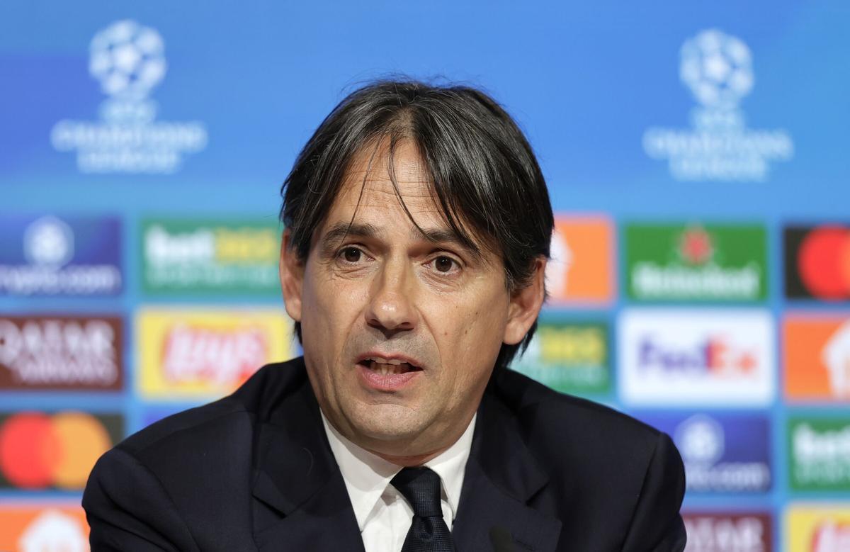 Simone Inzaghi compareciendo ante los medios de comunicación en Múnich