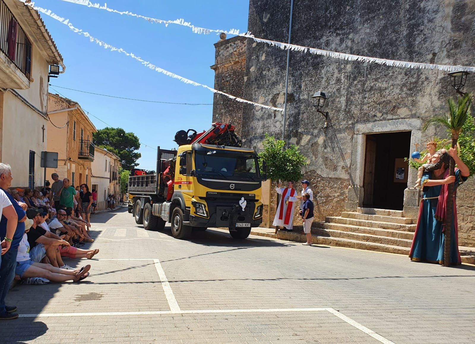 Motores y bocinazos en honor a Sant Cristòfol