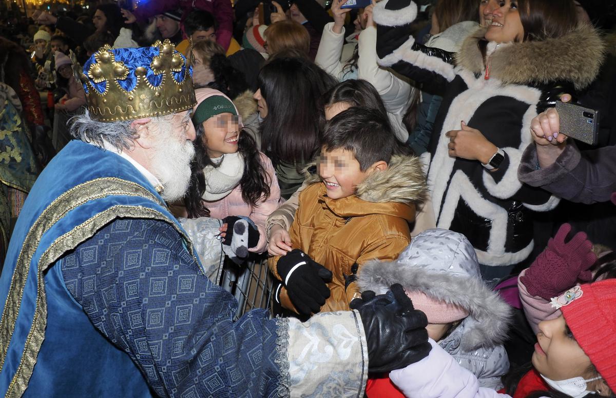 El rey Melchor saluda a los pequeños que se acercan para ver a los Magos de Oriente durante la Cabalgata de Reyes Magos este jueves en Valladolid. 