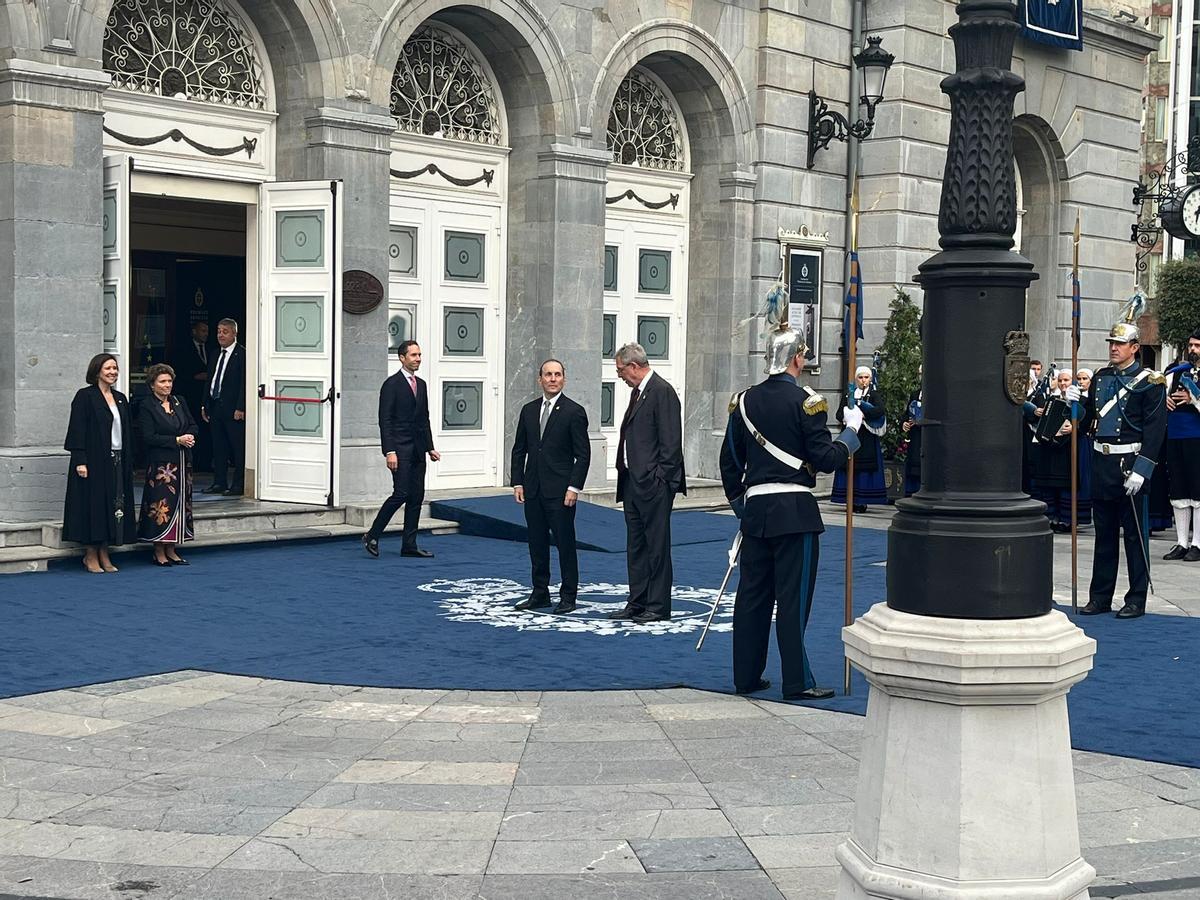 Dos de los premiados al Princesa de la Investigación, Drucker y Holst, llegan juntos para la ceremonia