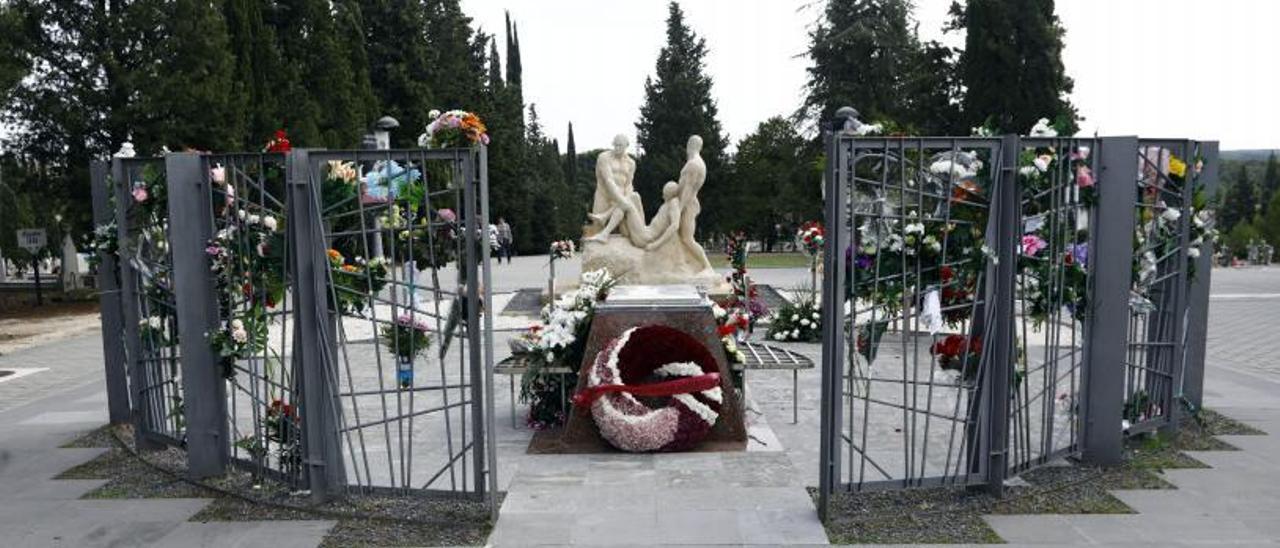 Acceso al cinerario común del camposanto del zaragozano barrio de Torrero.  | JAIME GALINDO