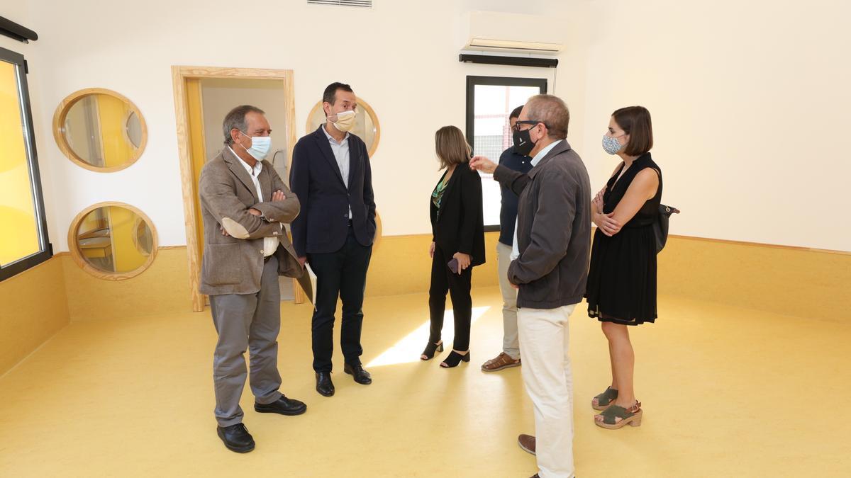 La visita a las nuevas aulas de Infantil del colegio de Valverde.