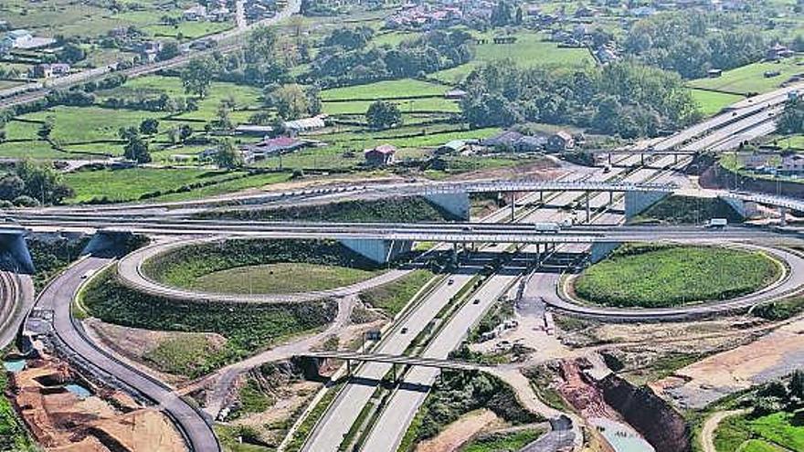 la larga paralización del enlace de siero. Las obras de conexión de la Autovía Minera con la de Oviedo-Villaviciosa a la altura de Mudarri, en Siero, llevan más de ocho meses paradas para introducir mejoras en el proyecto original. El sobrecoste será de, al menos, tres millones. En la imagen superior, el enlace sin rastro de obra.