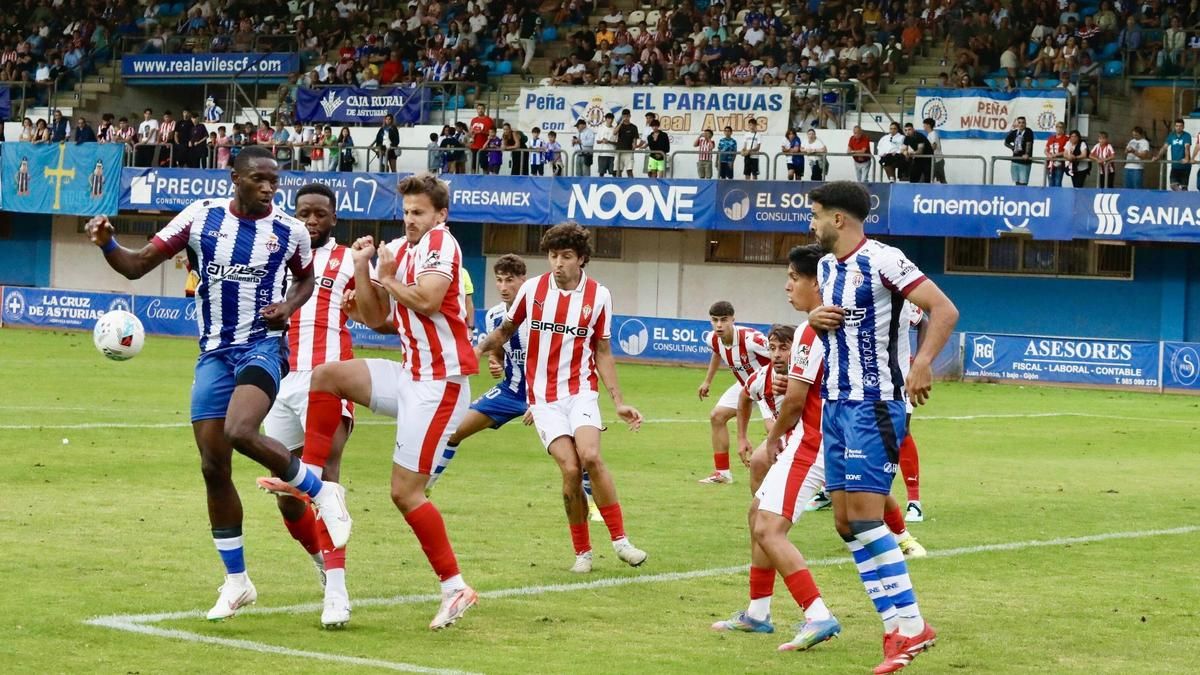 Eze, a la izquierda, durante el partido ante el Sporting