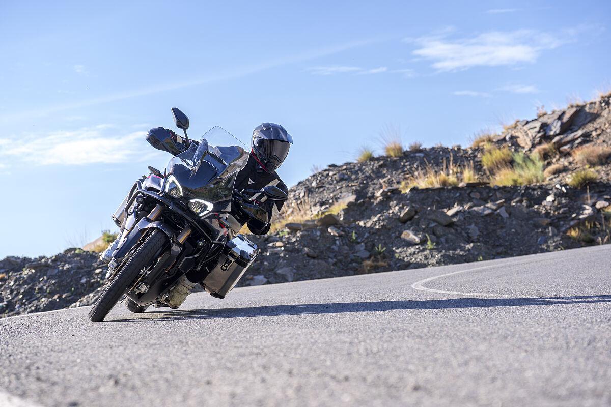MV Agusta Enduro Veloce: la travel enduro que llega completa desde el primer kilómetro