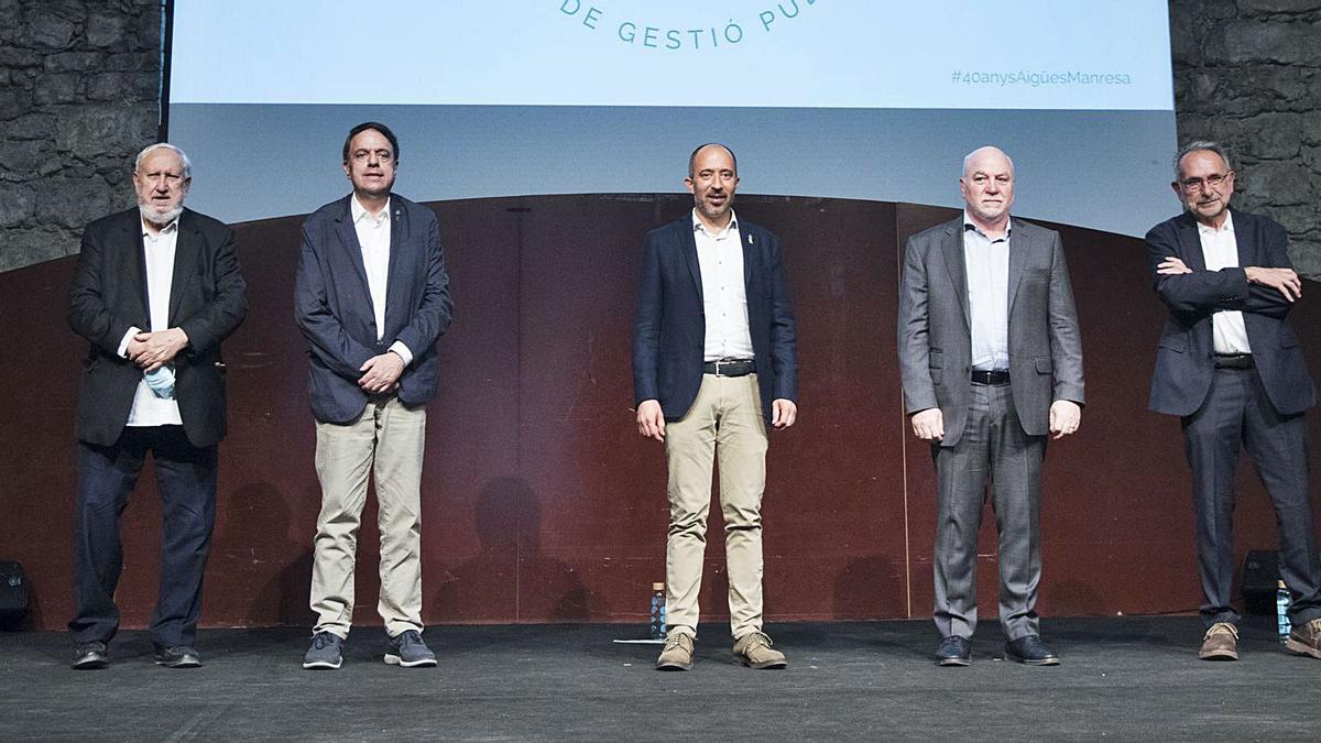 Alcaldes de Manresa i gerents d’Aigües, junts, ahir, a l’escenari. Jordi Valls, Josep Alabern, Valentí Junyent, Marc Aloy, Josep Camprubí, Joan Cornet i Antoni Ventura | MIREIA ARSO