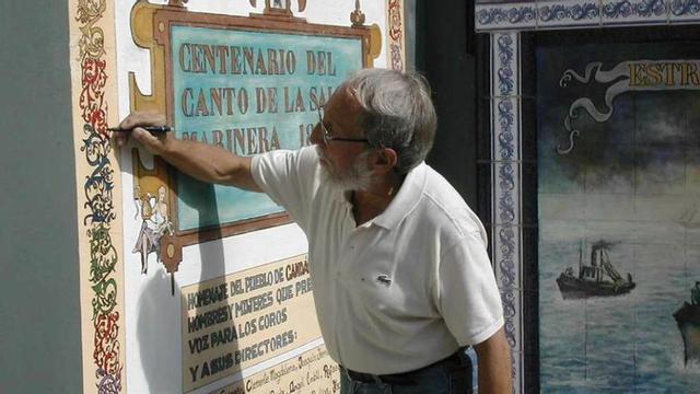 Alfredo Menéndez, pintando una de las zonas del mural de la "Salve Marinera", de 1999.