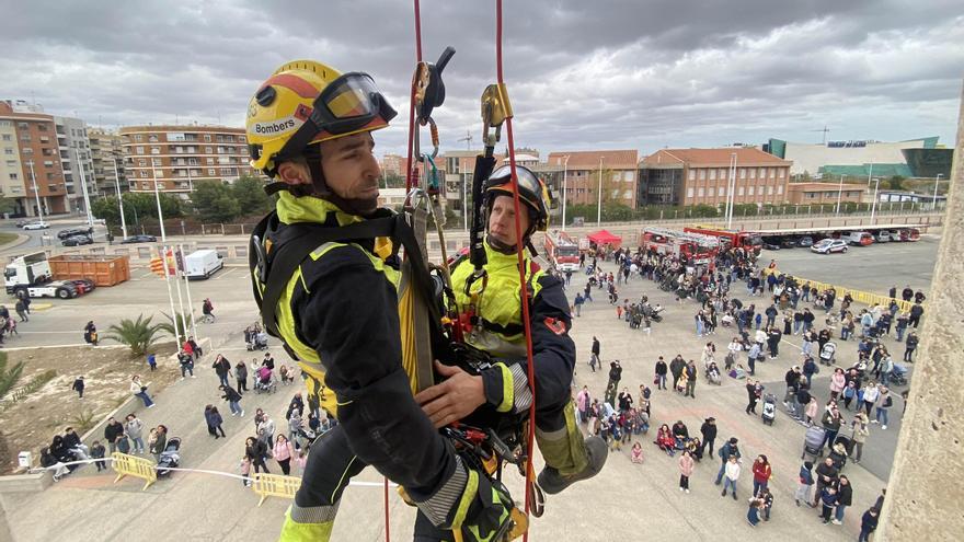 Rescates de altura para mostrar la  labor esencial de los bomberos en Elche