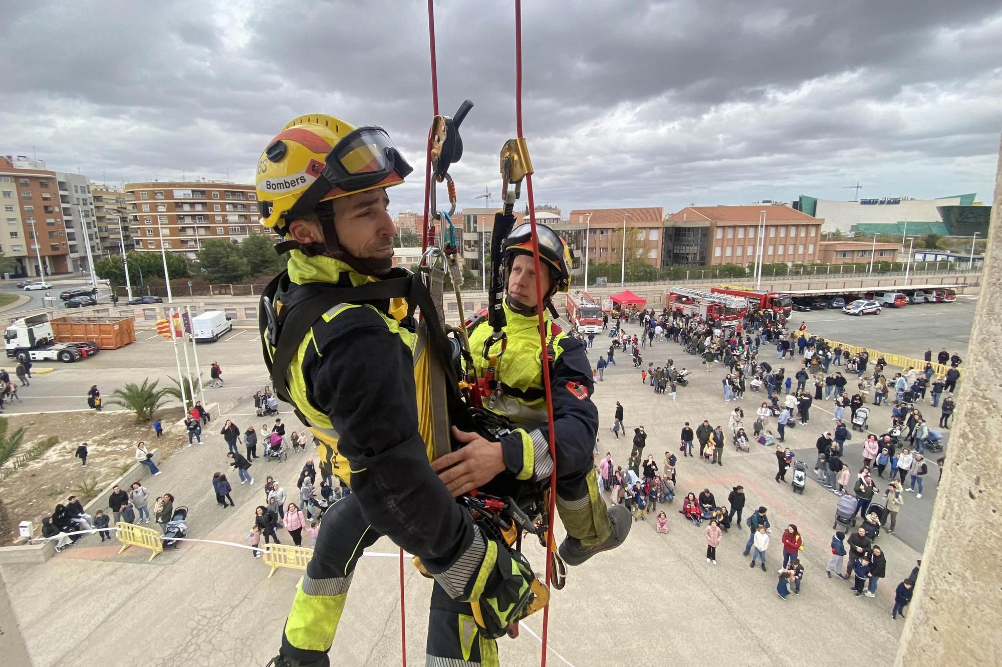 Rescates de altura para mostrar la labor esencial de los bomberos en Elche