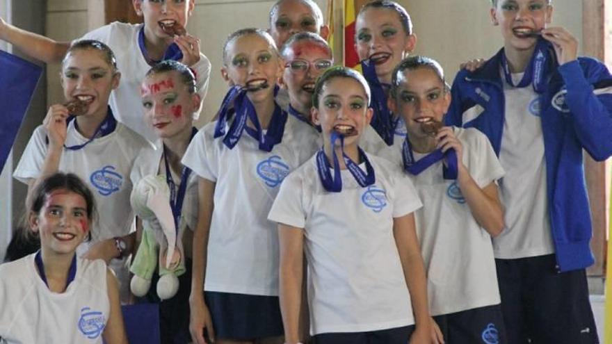 Las alevines posan con las medallas de campeonas.