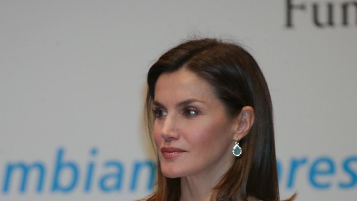 Letizia Ortiz con jersey de punto gris, falda de Hugo Boss y pendientes de Coolook