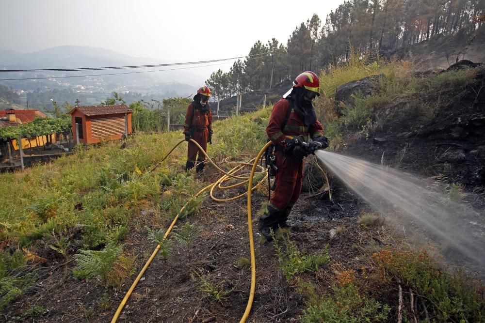 Los medios de lucha contra incendios han conseguido estabilizar el fuego y ha sido desactivada la situación de alerta. Alberto Núñez Feijóo estuvo ayer en Arbo para seguir las labores de los profesion