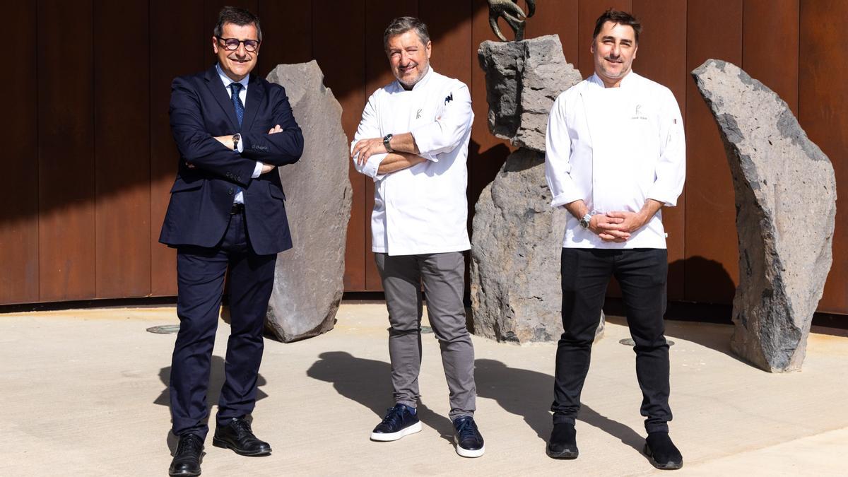 Los hermanos Josep, Joan y Jordi Roca, en el complejo Esperit Roca.