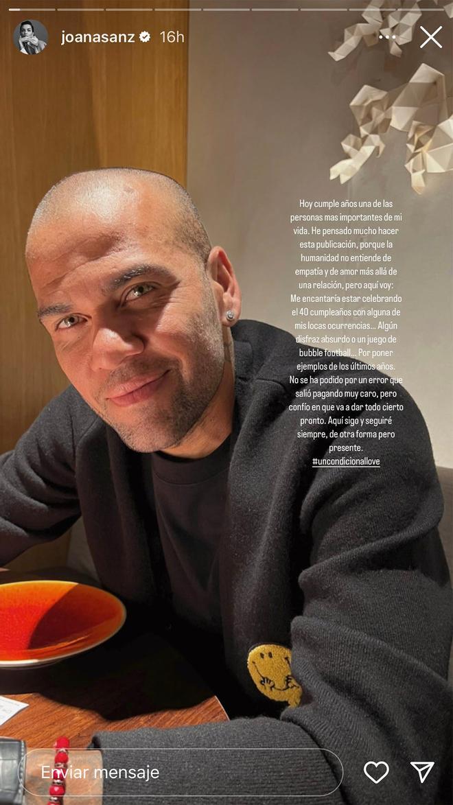 Joana Sanz felicita a Dani Alves a través de una historia de Instagram.