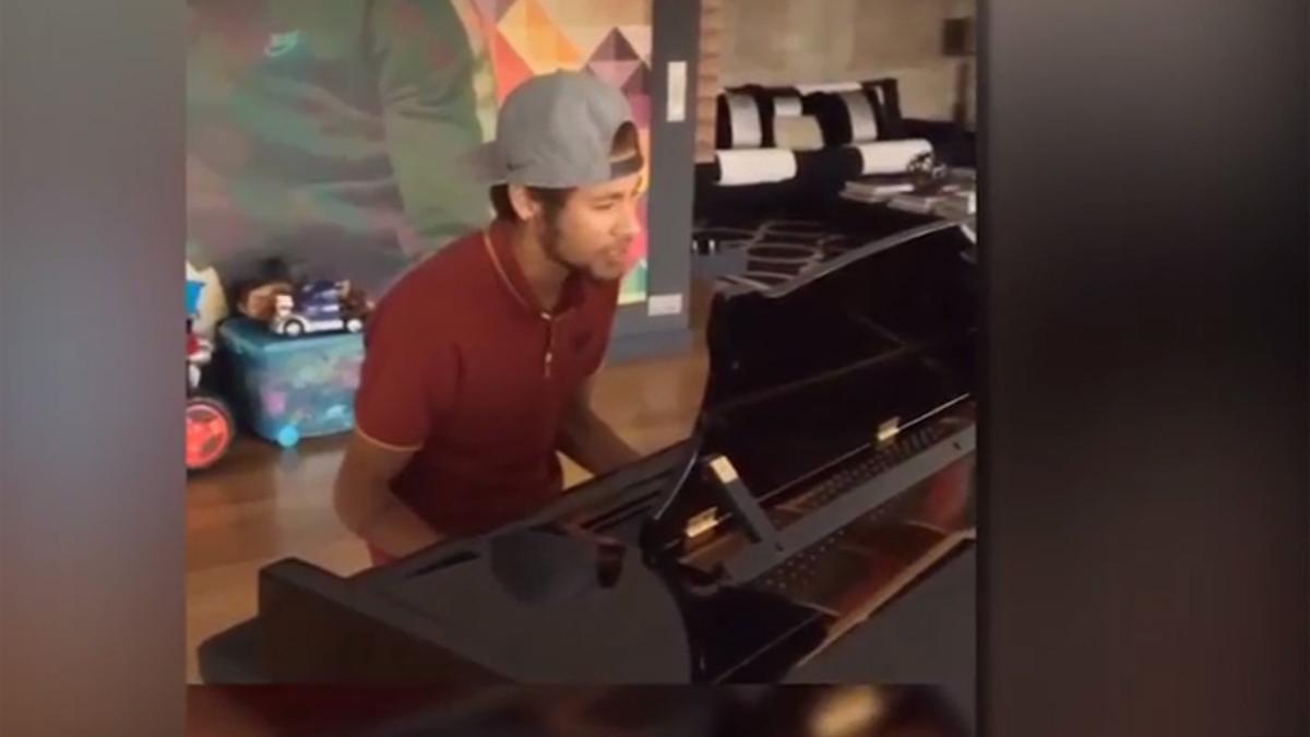 Neymar Junior al piano, preparando su lanzamiento como cantante