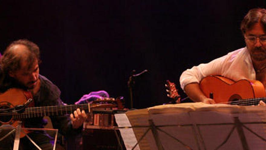 El guitarrista Al Di Meola, a la derecha, durante el concierto que ofreció ayer por la noche en la plaza de toros de El Bibio