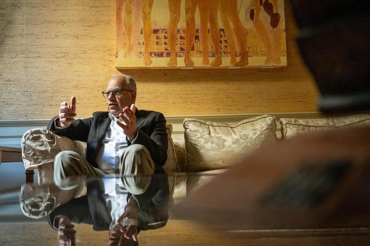 Casimiro Curbelo en una sala del Parlamento durante la entrevista.