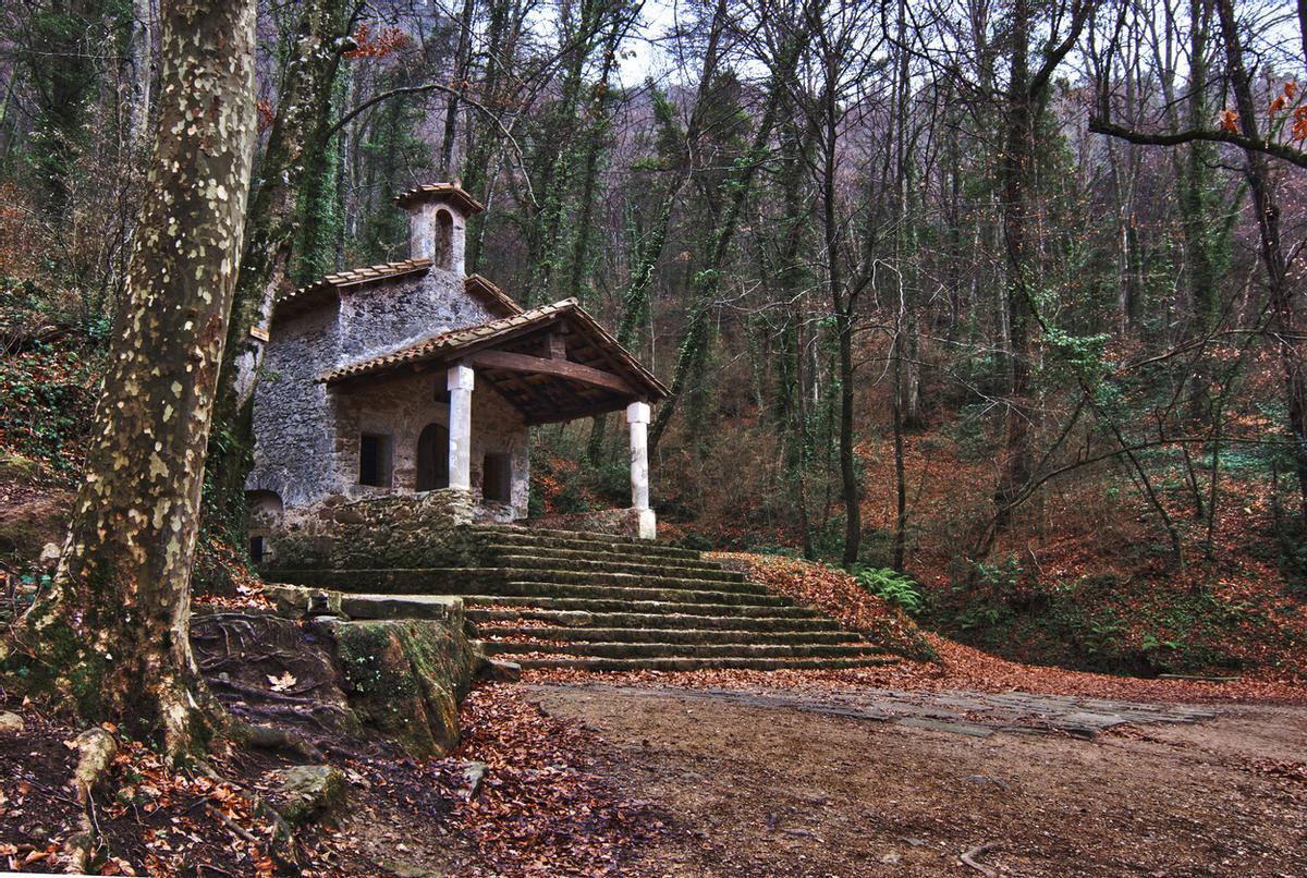 La ermita de San Martí del Corb, con una pequeña fuente, es una auténtica joya del románico