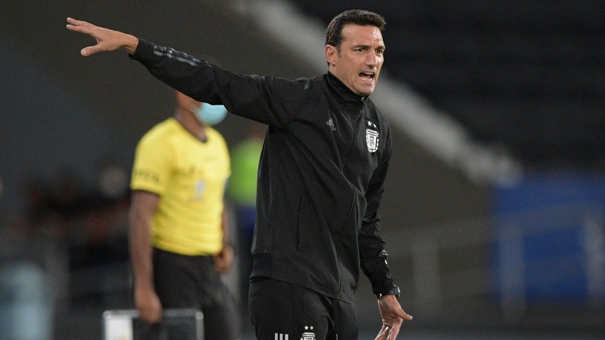 Scaloni, dirigiendo a Argentina ante Chile