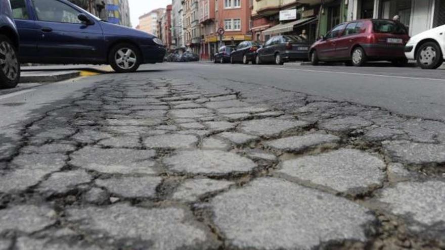 Asfalto agrietado en la calzada de la avenida de General Sanjurjo. / fran martínez