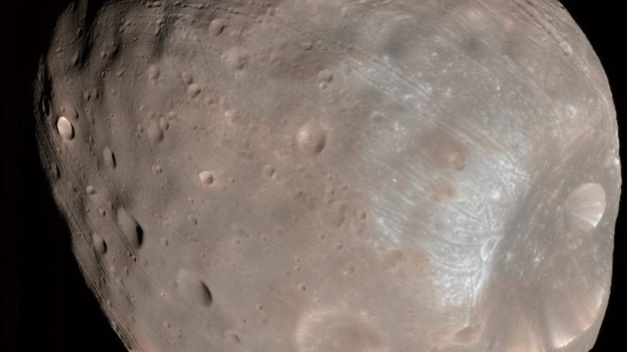 Imagen difundida por la NASA de Fobos, la mayor de las dos lunas de Marte, que fue captada por una de las cámaras de la sonda Mars Reconnaissance Orbiter (MRO). EFE/NASA/JPL-Caltech/University of Arizona