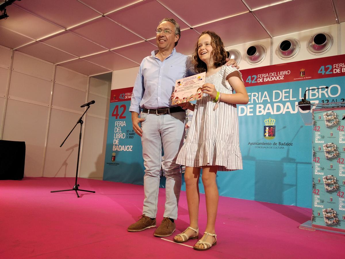 El director de El Periódico Extremadura, Antonio Cid, entrega uno de los premios a la doble ganadora del concurso, Lucía Bravo.