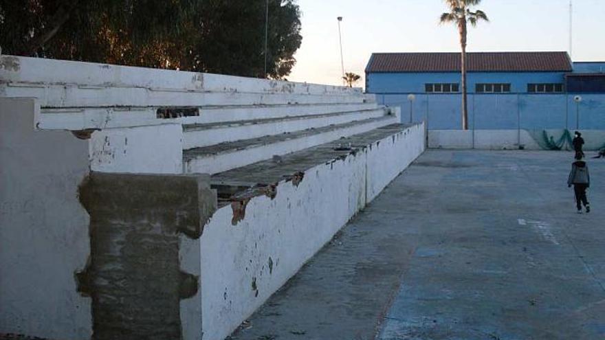 Una imagen de la pista deportiva que se iba a convertir en &quot;auditorio de verano&quot; con fondos de la Diputación