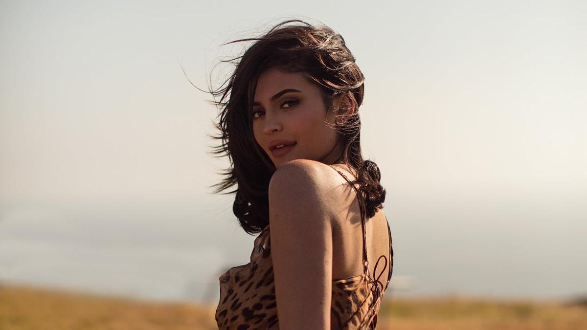 Kylie Jenner con vestido de estampado de leopardo
