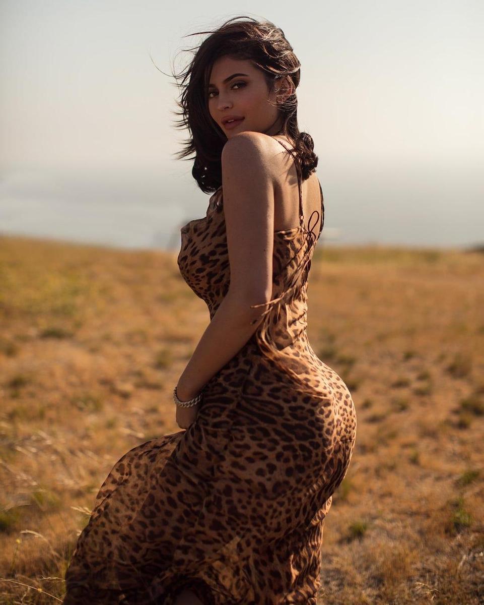 Kylie Jenner con vestido de estampado de leopardo