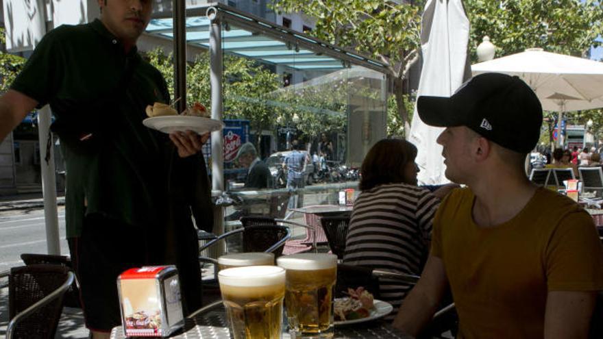 Un camarero en una terraza de la ciudad de Alicante.