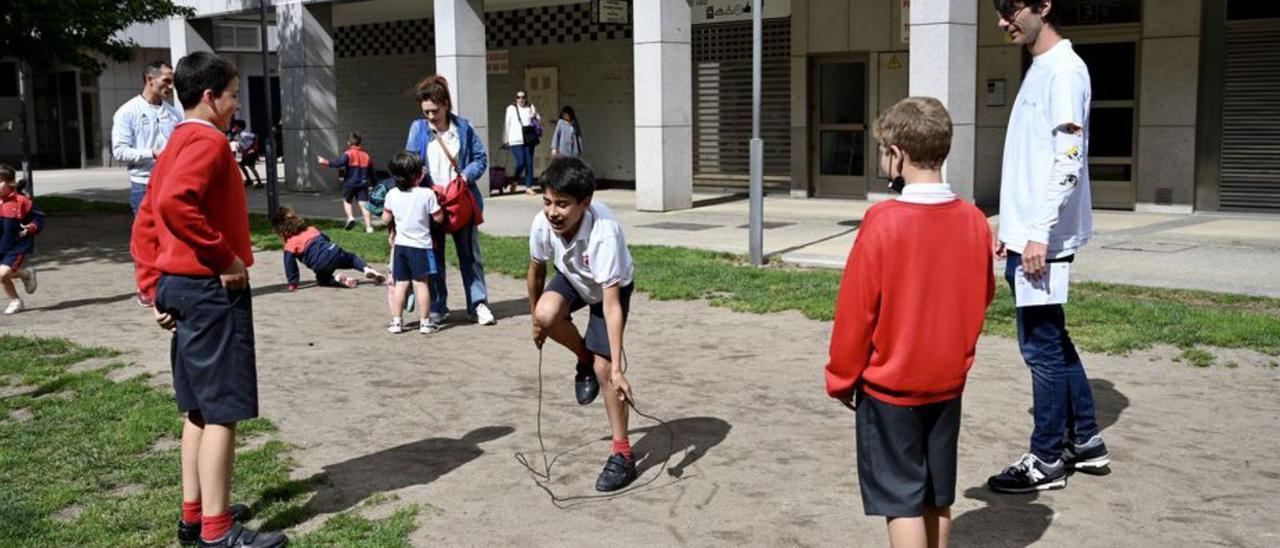 Niños y niñas jugando a la pelota (arriba) y saltando a la cuerda en la primera jornada de Xogos na Rúa, celebrada ayer.   | // RAFA VÁZQUEZ