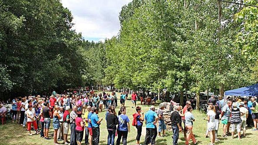 Vecinos de Burganes en una actividad organizada en verano junto a la playa fluvial