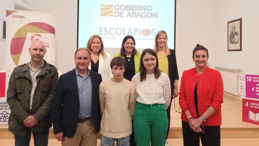 Los premiados con sus profesores y las autoridades asistentes al acto de entrega en el centro.