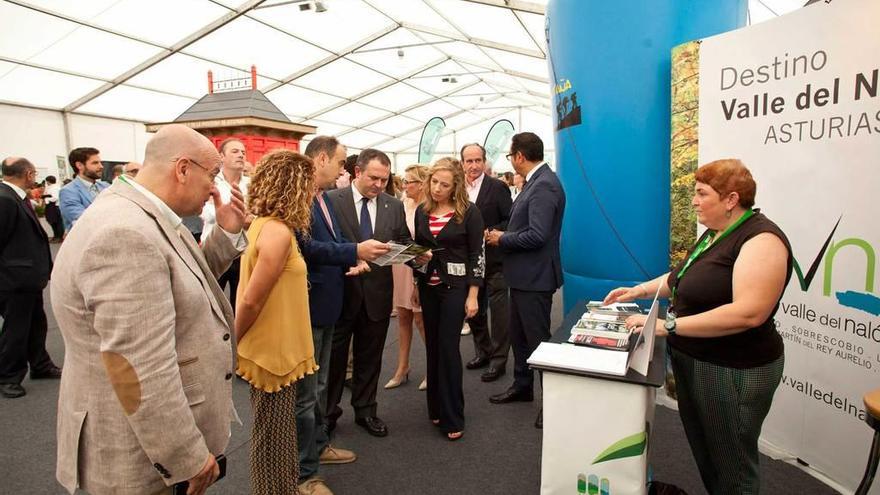 La presidenta de Hunosa, María Teresa Mallada, y el consejero de Industria, Isaac Pola, visitan la feria junto a representantes municipales.