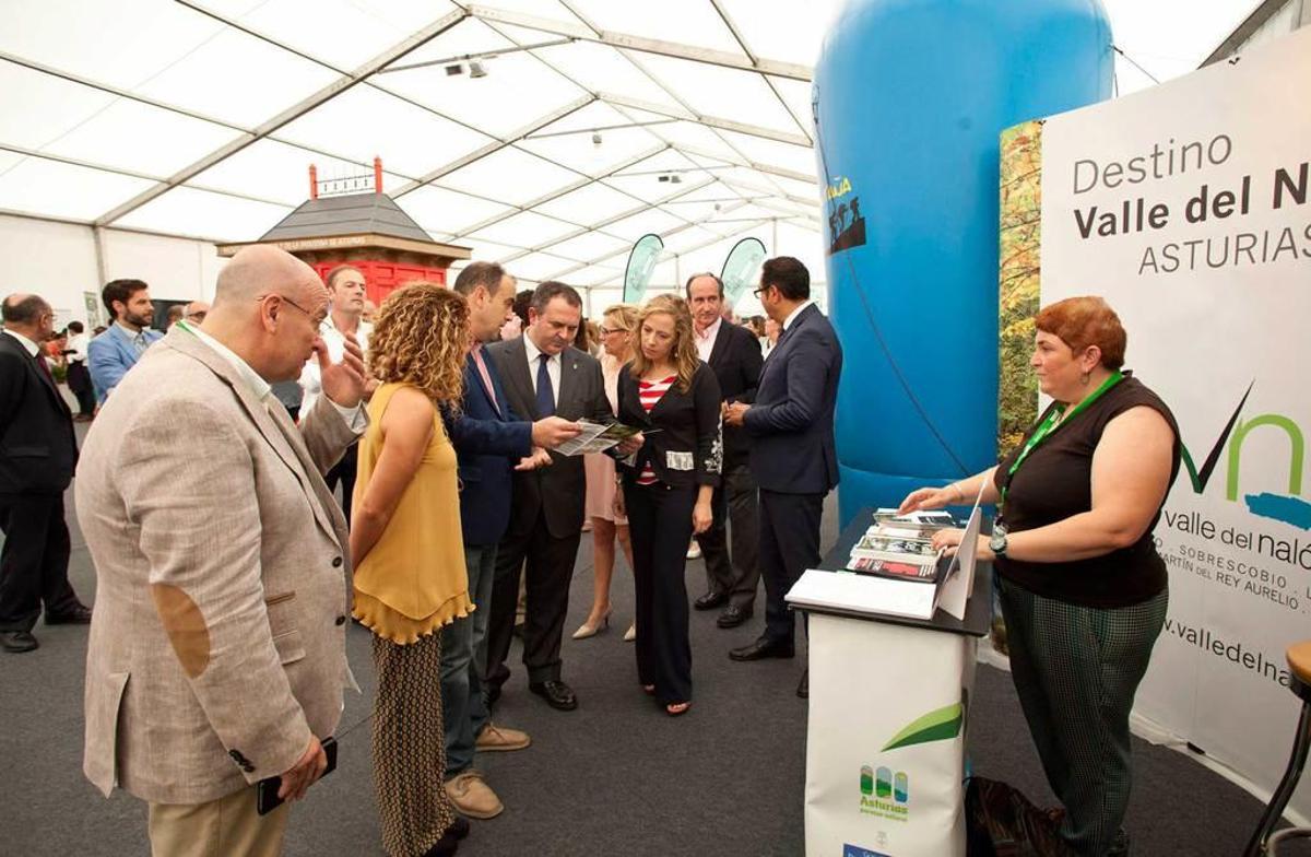 La presidenta de Hunosa, María Teresa Mallada, y el consejero de Industria, Isaac Pola, visitan la feria junto a representantes municipales.