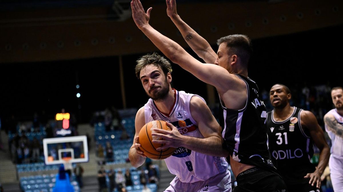 Una jugada del partido entre el Obradoiro y el Odilo Cartagena