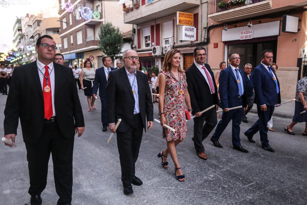 La ciudad sale a la calle para acompañar a las reliquias