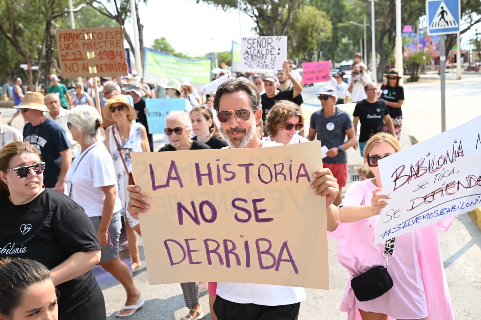 Protesta contra el derribo de las casas de la playa de Babilonia en Guardamar del Segura