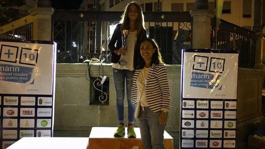 Noa Prieto recibió el trofeo de manos de la alcaldesa de Marín.