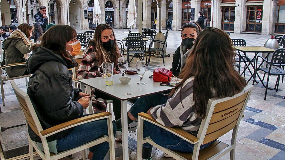 Varias jóvenes en una terraza de la plaza de Dins de Alcoy. | 