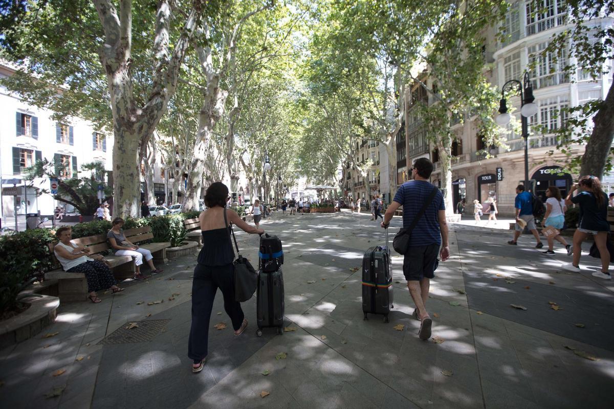Turistas por el Born de Palma.