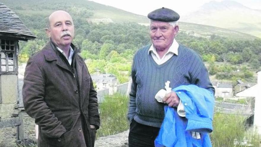 El escritor zamorano Delfín Rodríguez, a la izquierda, junto a Floro Rodríguez, uno de los veteranos de San Ciprián, cantero jubilado de 78 años. / e. g.