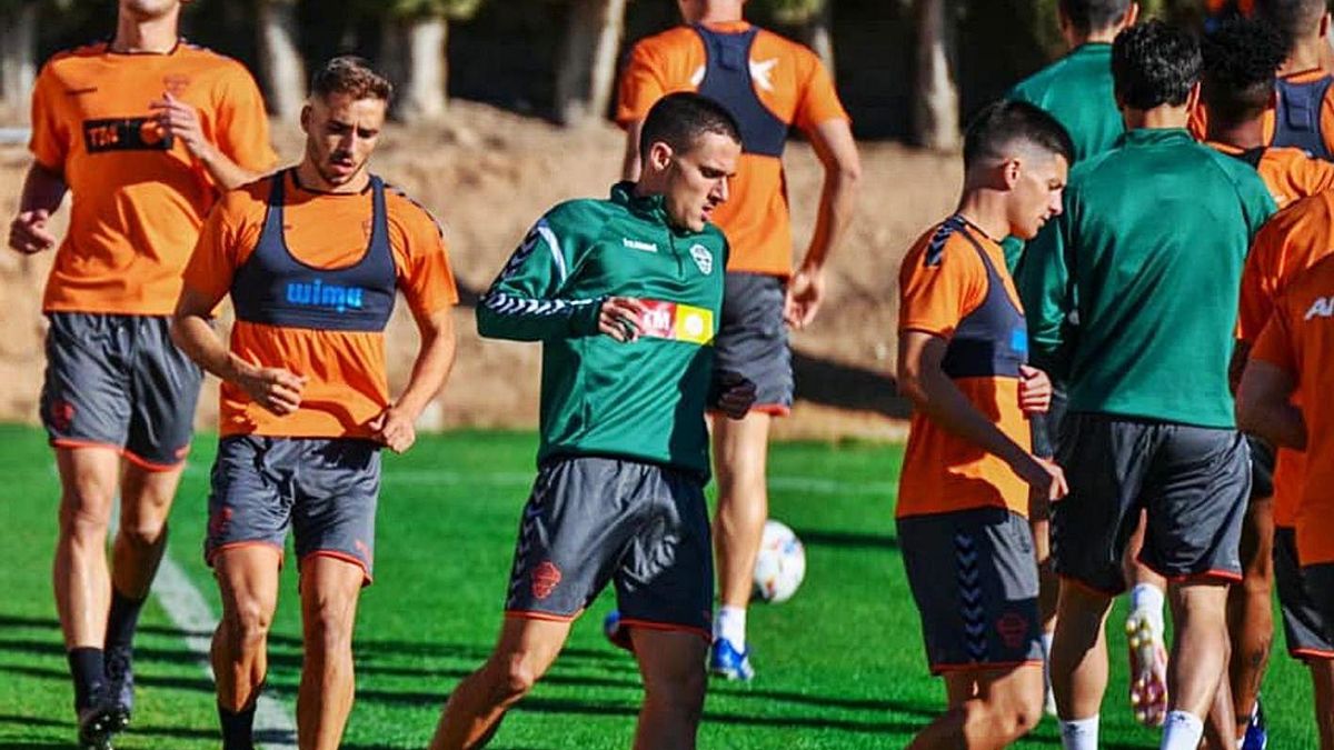 Jony turning, Diego Bri, Salinas and Barri, during a training session with the first team. Jony turning, Diego Bri, Salinas and Barri, during a training session with the first team.