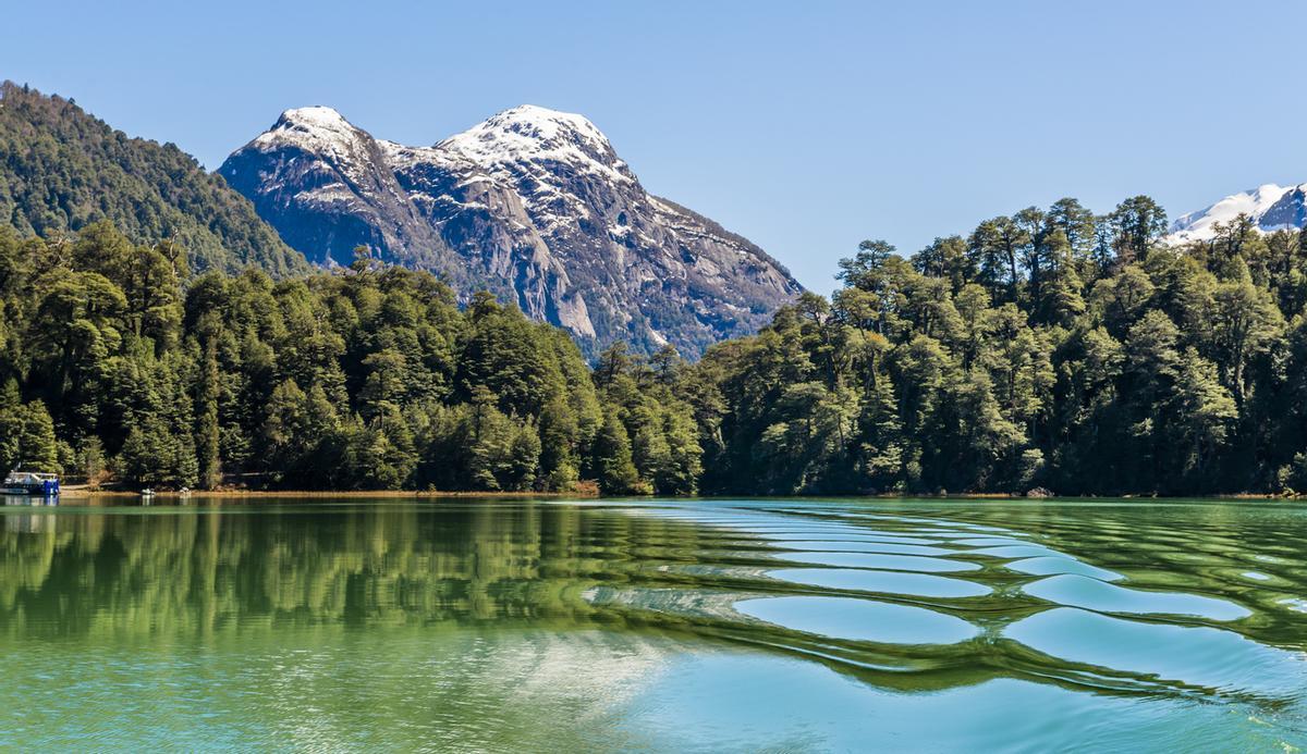 Navegando por el lago Frías desde Puerto Alegre hasta Puerto Frías, provincia de Río Negro, Patagonia, Argentina.