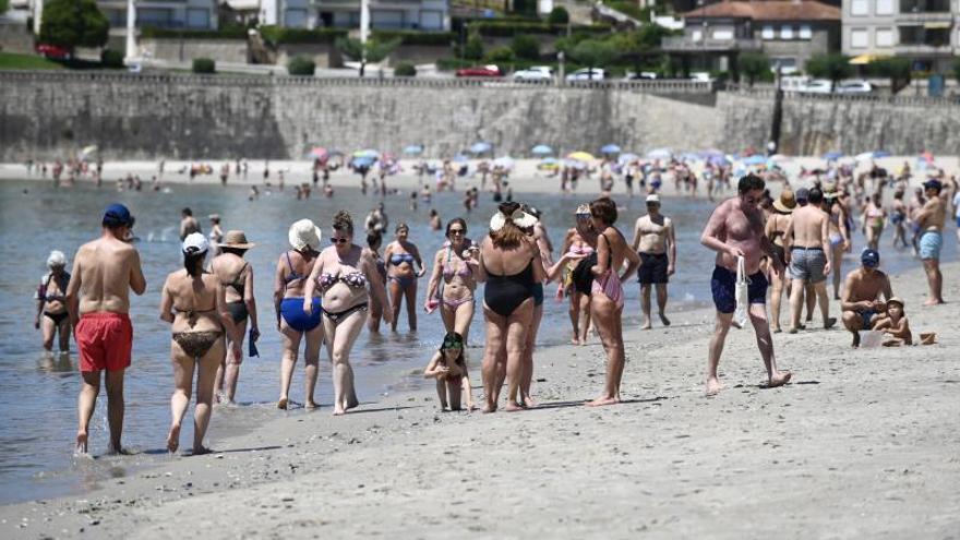 Imagen ayer de la playa de Silgar con un gran número de bañistas por las altas temperaturas.
