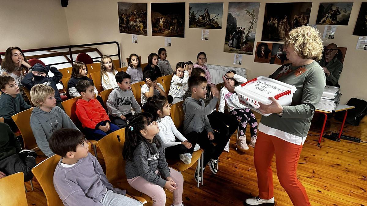 Una actividad para menores en la biblioteca de Puerto de Vega.