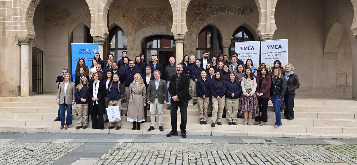 Alumnos, profesores y representantes de entidades celebran el acto de clausura del programa Crisol este viernes.