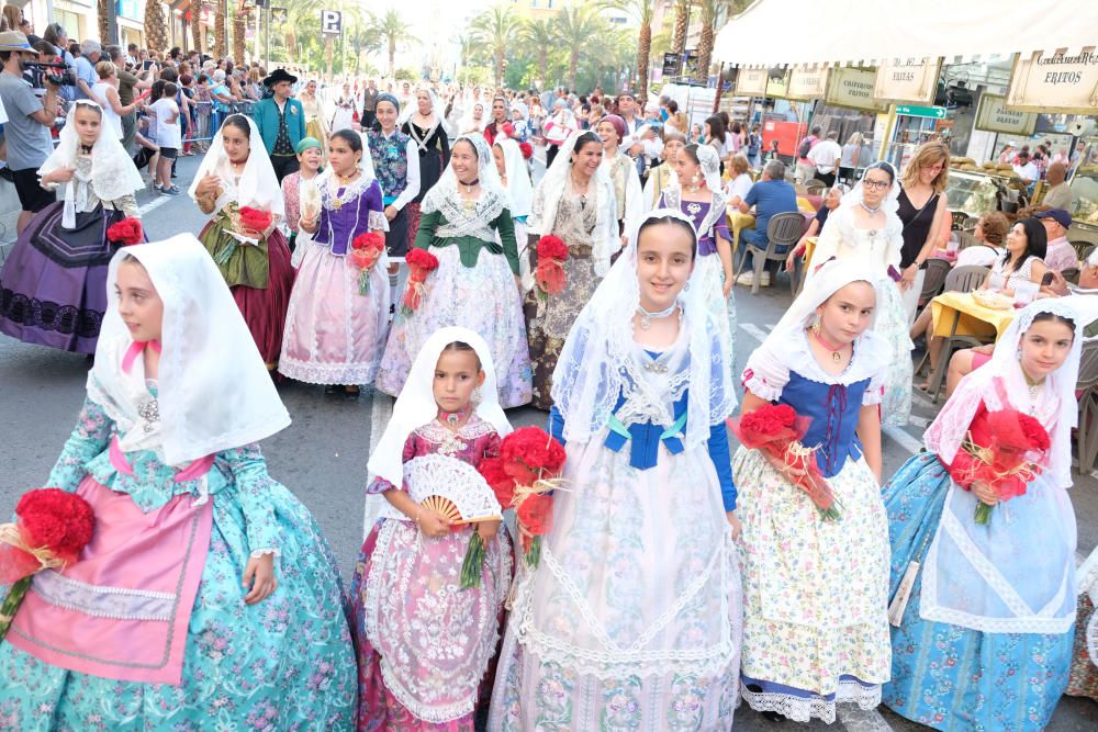 Los festeros aprovechan la Ofrenda para protestar contra la violencia de género con flores y lazos morados